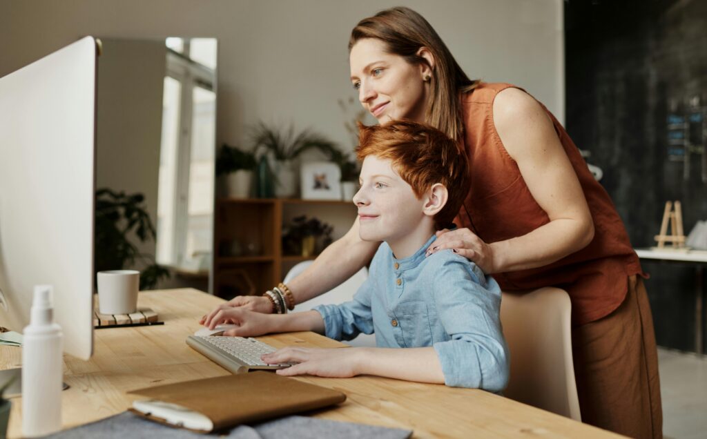 Enfant reprend confiance en apprenant de ses erreurs”